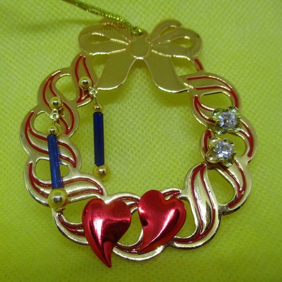 Gold Tone Enamel Christmas Ornament With 3 Pair Pierced Earring Openwork Wreath - Picture 1 of 10